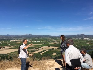 Durant la visita al Castellet de Banyoles, al terme de Tivissa, han pogut divisar el paisatge de la Ribera.