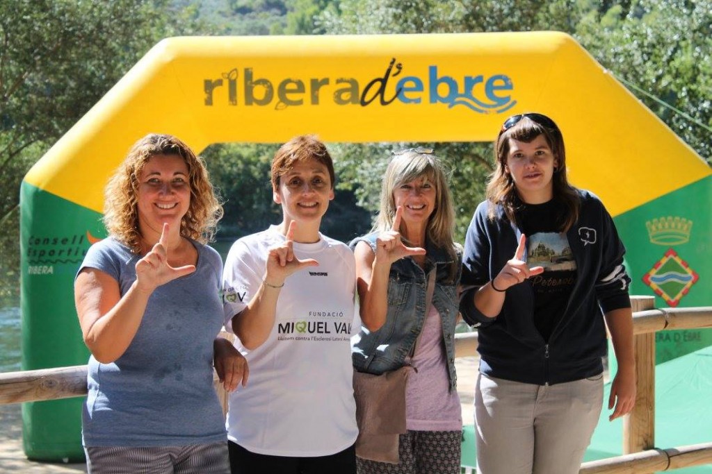 La presidenta del Consell Comarcal, Gemma Carim, amb la impulsora de la iniciativa a la Ribera d'Ebre, Cristina Vallespí, i les regidores de Vinebre Pili Ramos i Ariadna Servelló, fent el gest per l'ELA a la línia d'arribada de la cursa per l'Ebre.