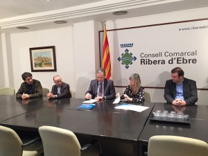 La presidenta de l’ens comarcal, Gemma Carim, i el director general d’ANAV, José Antonio Gago, signant el conveni per al 2015, en presència dels portaveus d'ERC, CiU i la FIC.