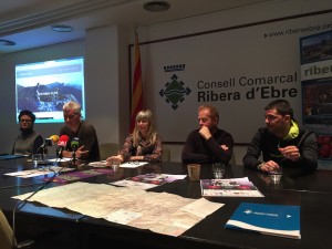 La presidenta del Consell Comarcal i els organitzadors de les dues curses d'hivern de la Ribera, a la seu del Consell.