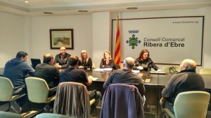 La presidenta comarcal i els tècnics encarregats de la formació i el funcionament del programa, en la primera jornada del Pla d'Ocupació.