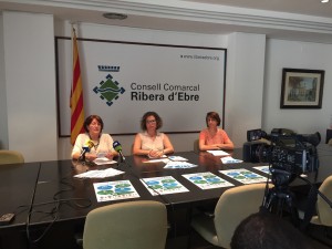 La consellera, acompanyada de les tècniques comarcals de l'àrea, en la presentació del nou servei de mediació i les normes per a la convivència.