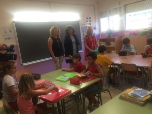 La directora territorial d'Ensenyament, Manolita Cid, acompanyada de la regidora de Vinebre, Pili Rams, han inaugurat el nou curs a l'escola riberenca Les Eres.