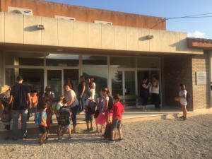 Els 35 alumnes de l'escola Vinebre, puntuals, a la porta de l'escola Les Eres a les 9 del matí per començar el curs escolar 2016/2017.