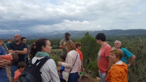 Visitants passejant per l'explotació bovina de la Serra de Cardó.