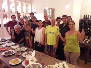Foto de grup dels alumnes participants en el curs de cuina i rebosteria, durant la demostració a l'Hostal la Creu. 